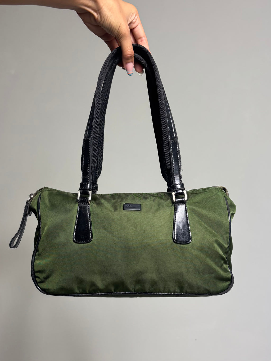Mala de ombro vintage Bluemarine em nylon verde azeitona, pegas com aspeto de pele preta, minimalista Y2K anos 90