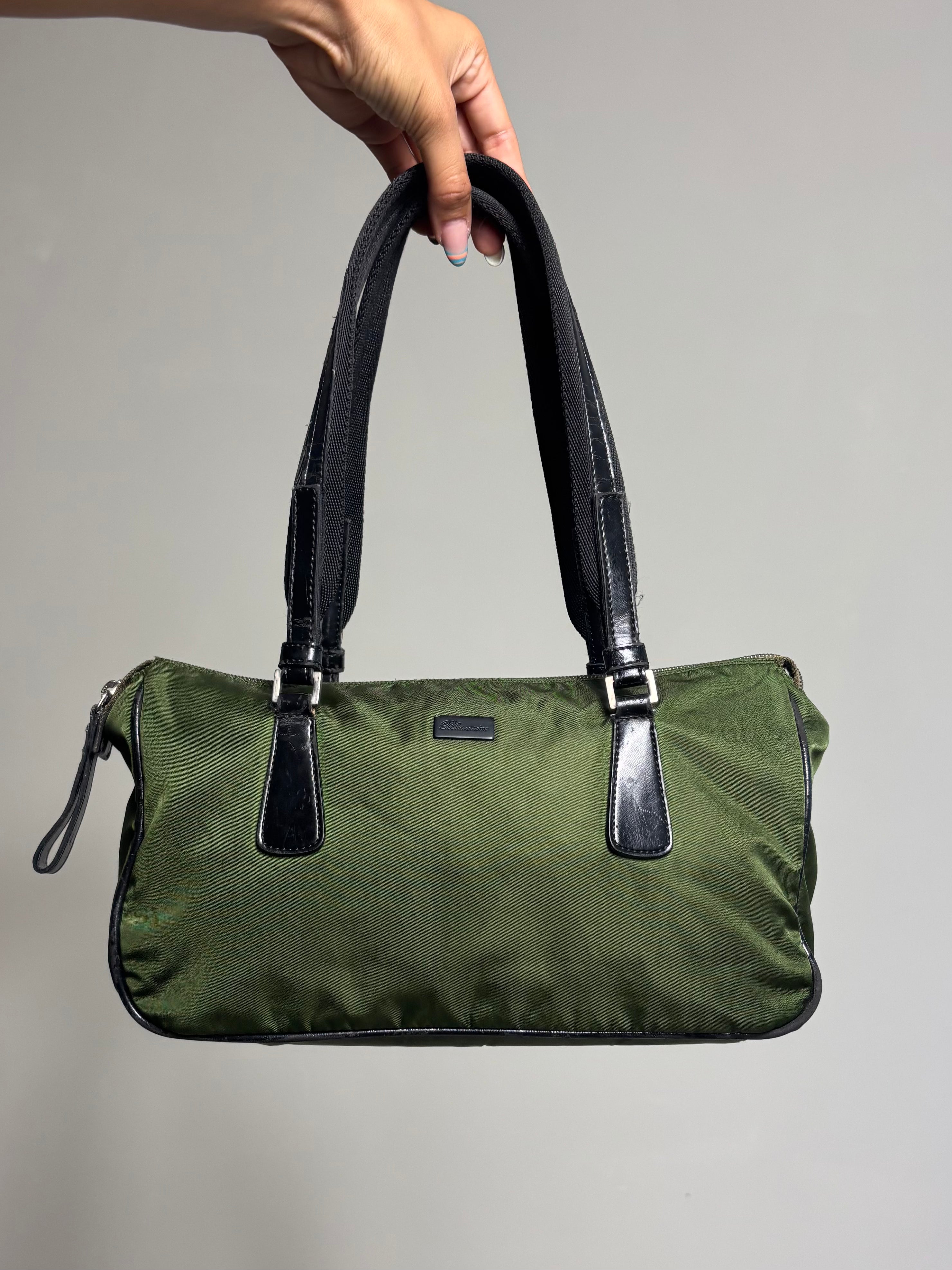Mala de ombro vintage Bluemarine em nylon verde azeitona, pegas com aspeto de pele preta, minimalista Y2K anos 90