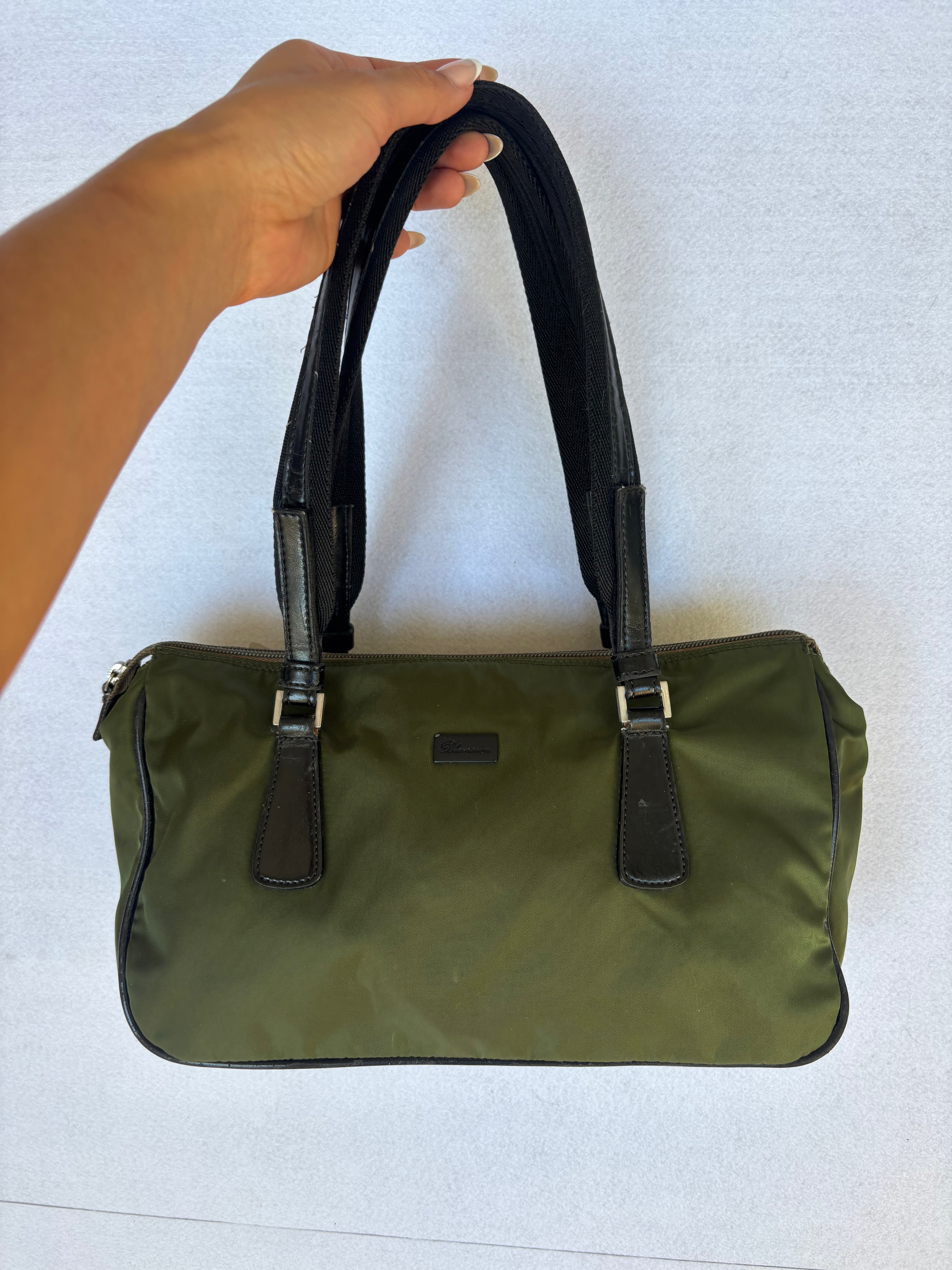 Mala de ombro vintage Bluemarine em nylon verde azeitona, pegas com aspeto de pele preta, minimalista Y2K anos 90
