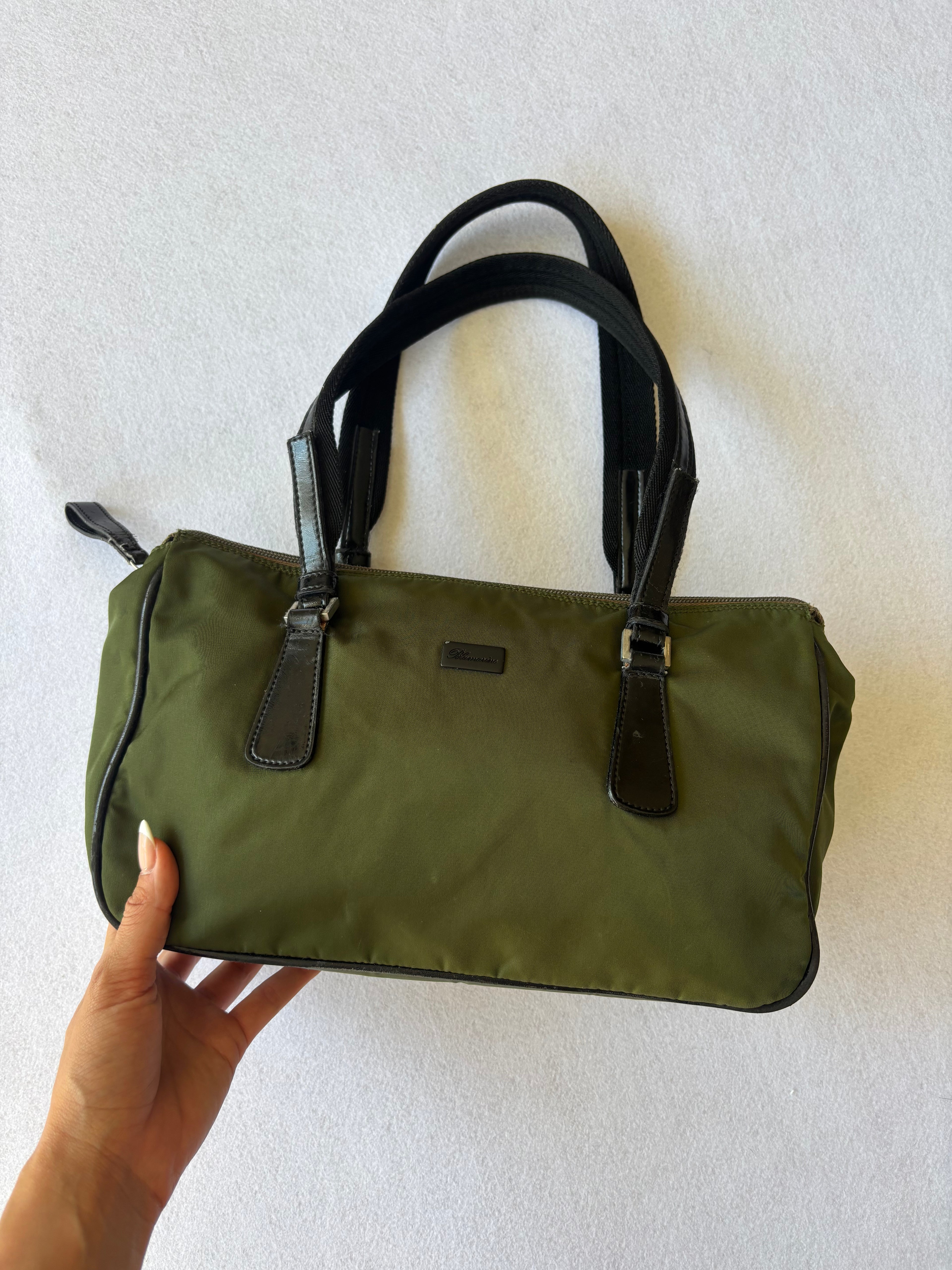 Mala de ombro vintage Bluemarine em nylon verde azeitona, pegas com aspeto de pele preta, minimalista Y2K anos 90