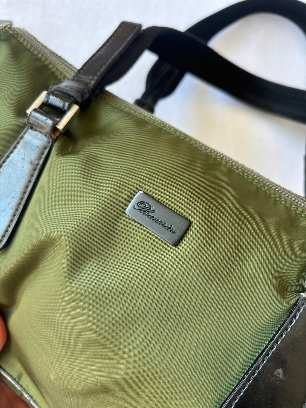 Mala de ombro vintage Bluemarine em nylon verde azeitona, pegas com aspeto de pele preta, minimalista Y2K anos 90