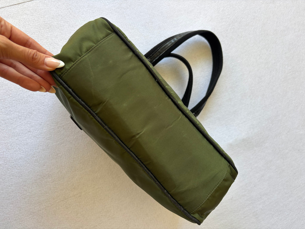 Mala de ombro vintage Bluemarine em nylon verde azeitona, pegas com aspeto de pele preta, minimalista Y2K anos 90