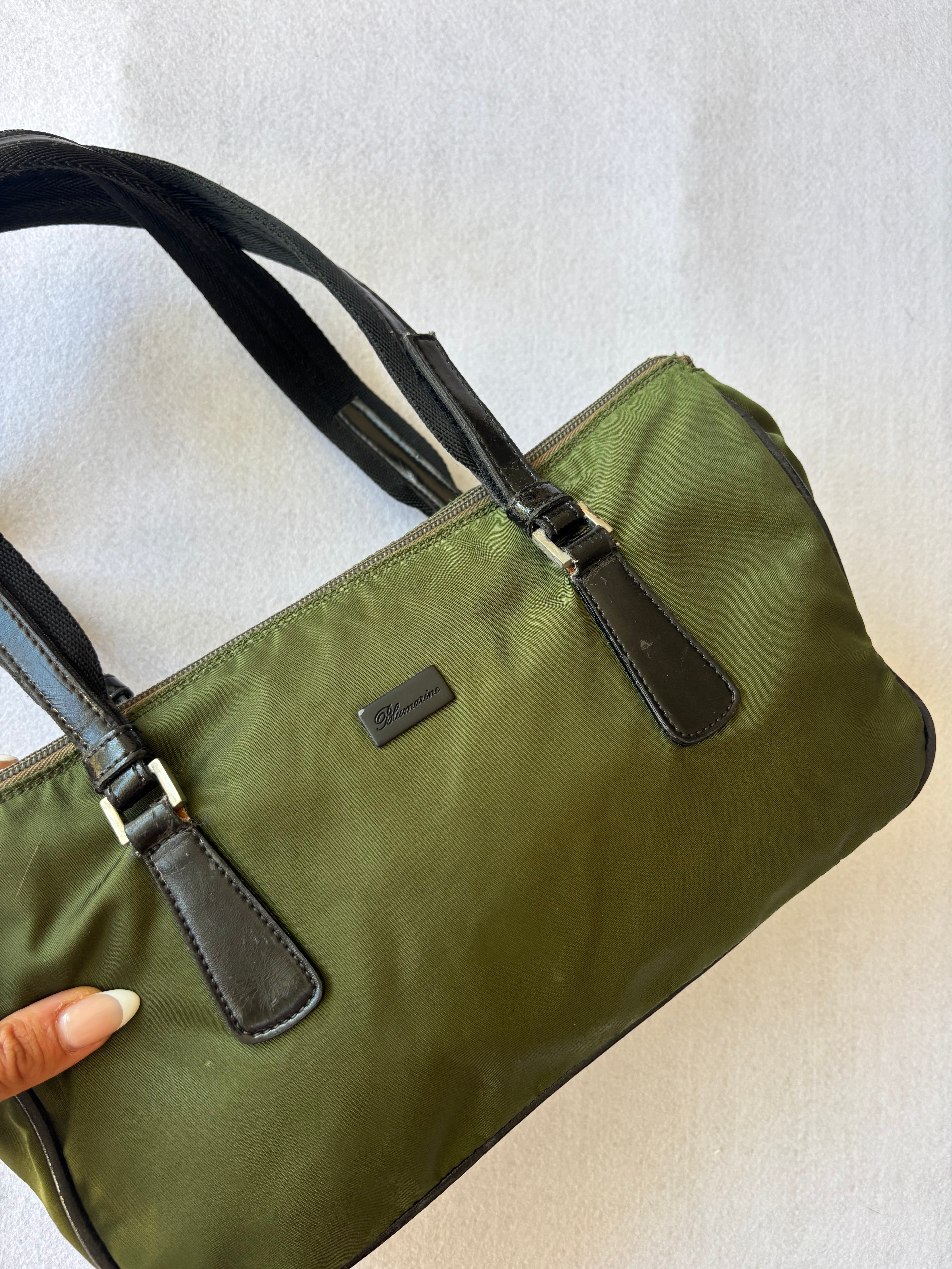 Mala de ombro vintage Bluemarine em nylon verde azeitona, pegas com aspeto de pele preta, minimalista Y2K anos 90